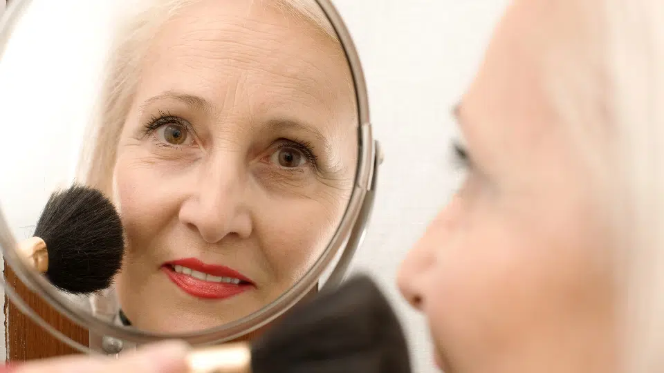 Votre maquillage lorsque vous etes senior : conseils et erreurs a eviter