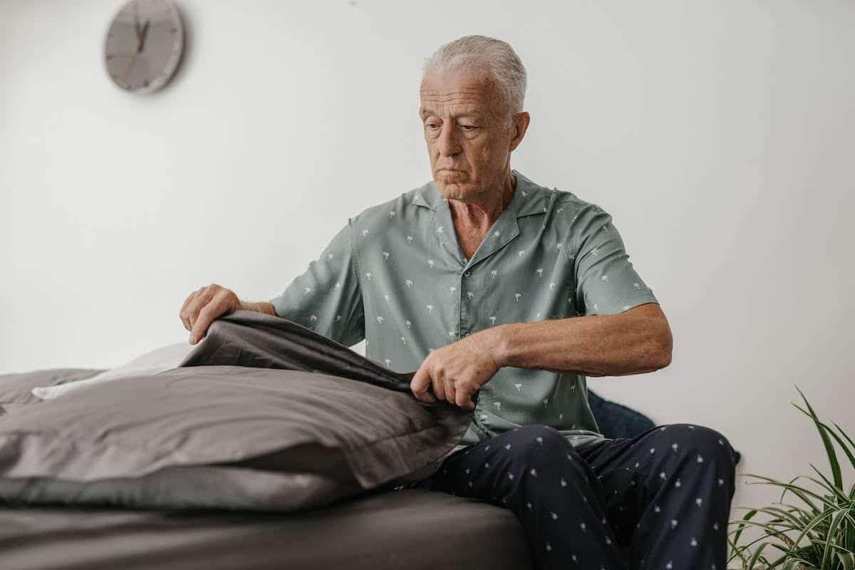Dépression chez les seniors : reconnaître les symptômes et les traiter efficacement