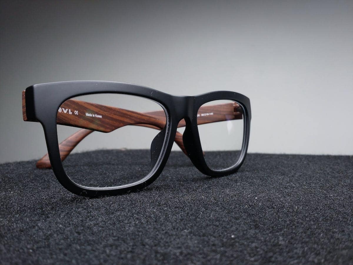 Les avantages d’acheter des lunettes de prescription chez l’opticien plutôt qu’en ligne