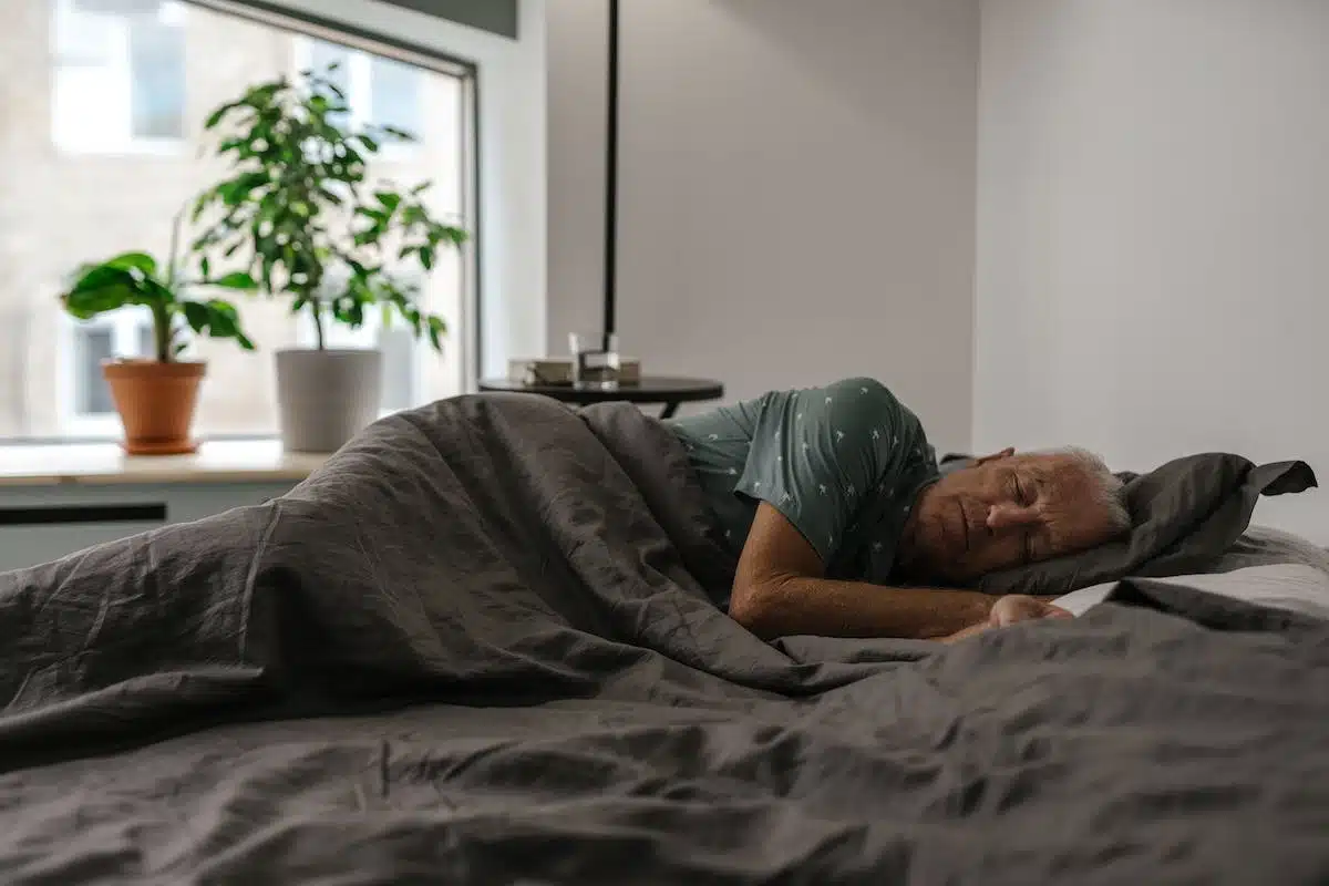 Conseils pratiques pour améliorer le sommeil des seniors et optimiser leur qualité de vie