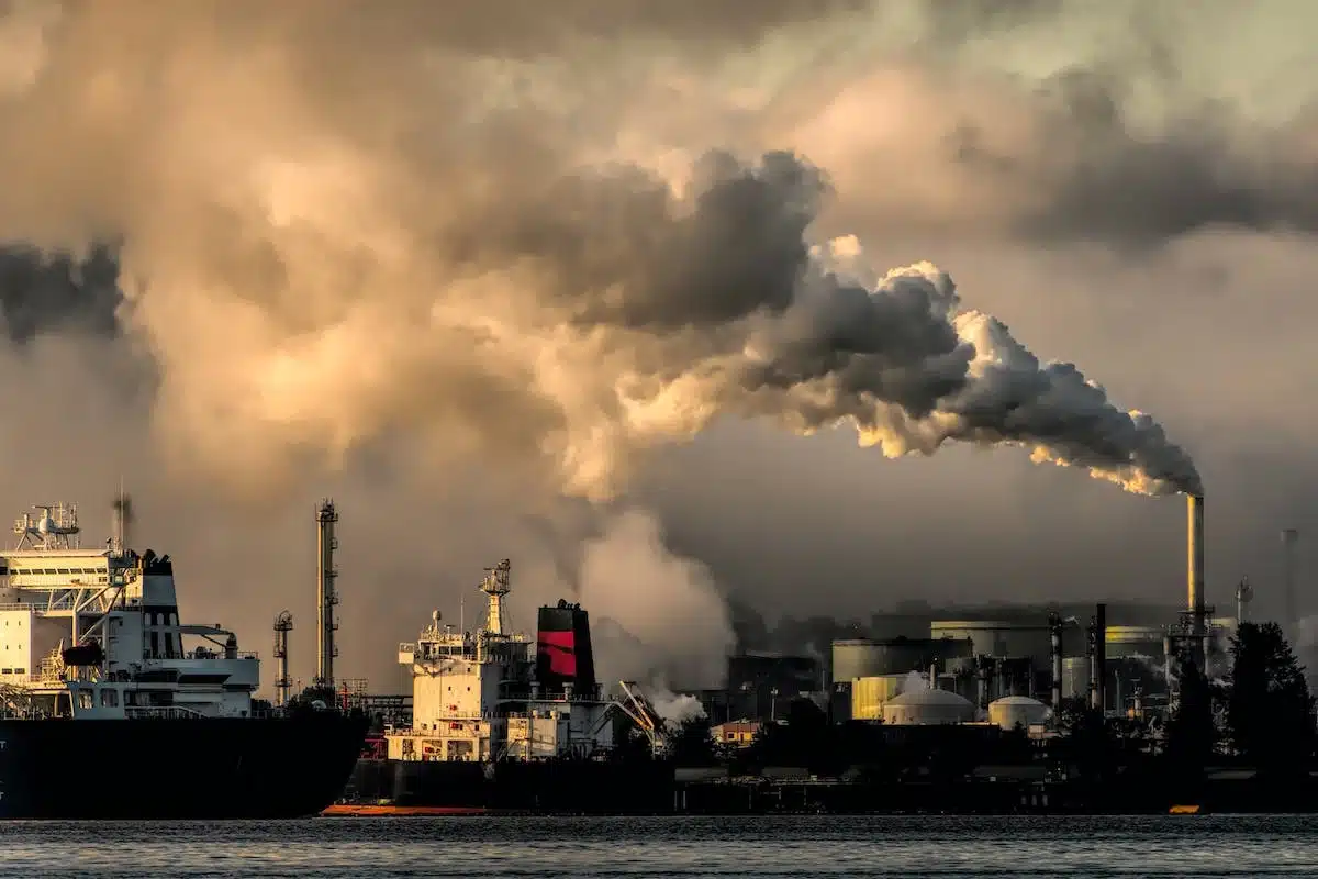 Les impacts de la pollution de l’air en entreprise : protéger sa santé au travail