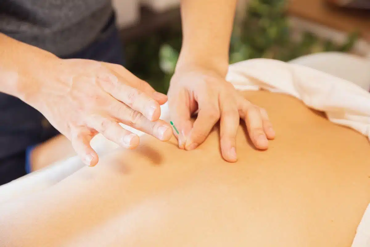 Les méthodes alternatives pour apaiser les douleurs chroniques : acupuncture et ostéopathie à la rescousse