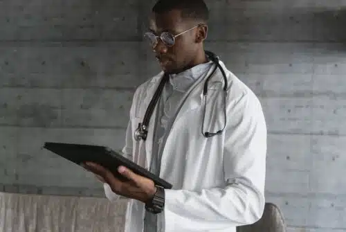 Comment entretenir et prolonger la durée de vie de votre blouse médicale