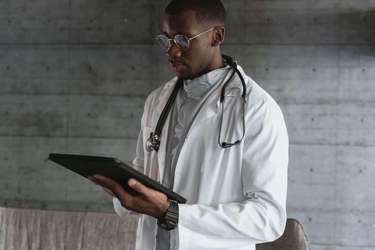 Comment entretenir et prolonger la durée de vie de votre blouse médicale