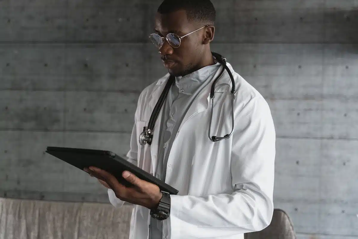 Comment entretenir et prolonger la durée de vie de votre blouse médicale