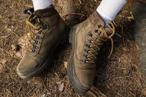 Comment bien entretenir ses chaussures de sécurité pour éviter les douleurs aux pieds