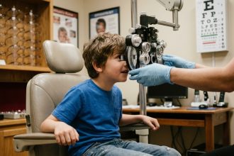 Garçon curieux lors d'un examen de vue en cabinet d'optometrie