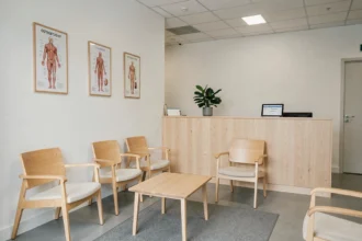 Salle d'attente moderne d'un cabinet d'ostéopathie à Lille avec mobilier scandinave et ambiance professionnelle apaisante